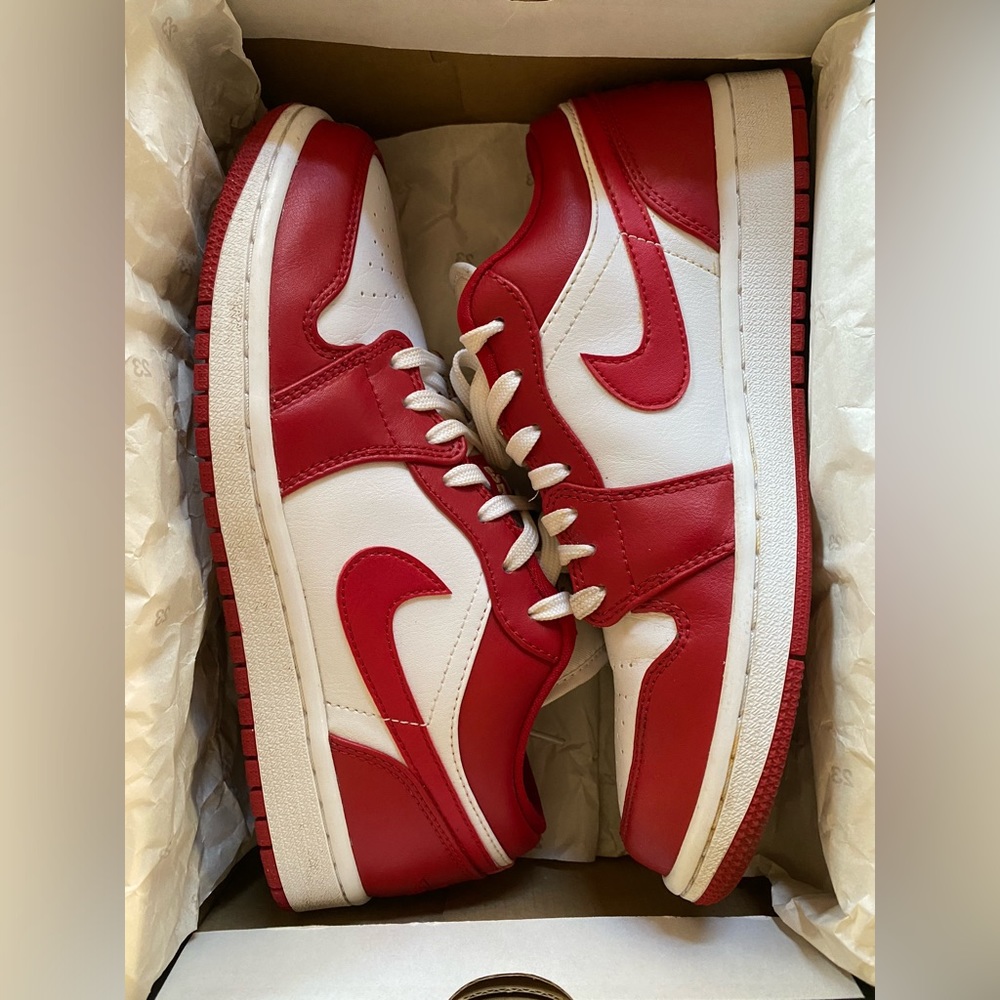 Nike air Jordan 1 Low Men’s size 7.5/women’s size 9